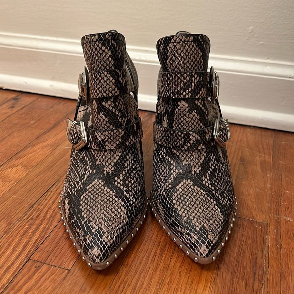 Pointed toe bootie
